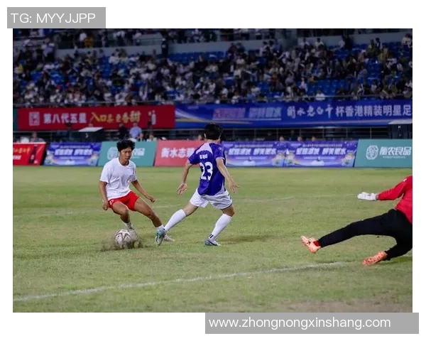 足球明星帅气合剪展现球场魅力与时尚风采的完美融合